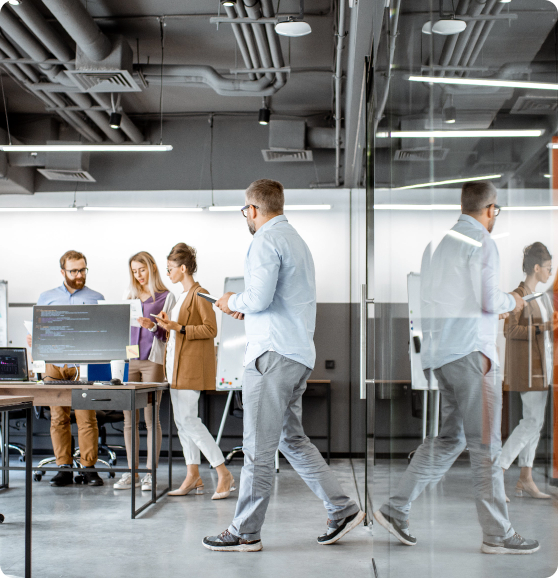 ludzie w biurze