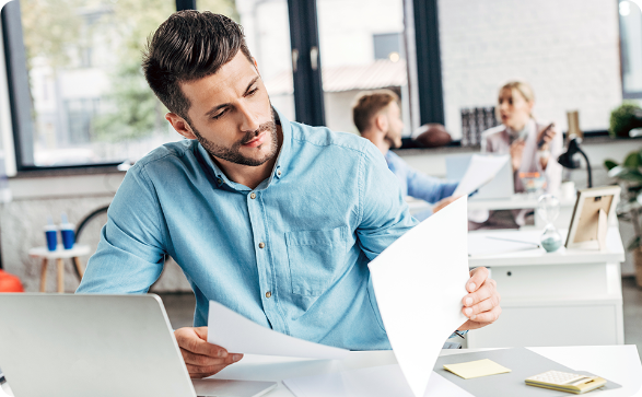 męszczyzna przeglądający dokumenty